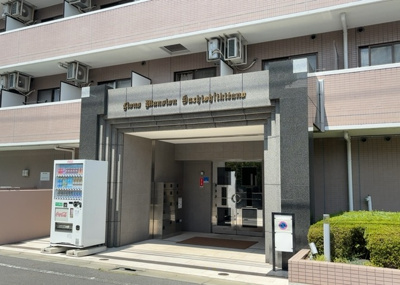 【現況写真】 | ライオンズマンション八王子北野 | 道幅が広い場所は日当たりや風通が良好です。幅が広いのですれ違いも可能ですし大きな車でも駐車可能！一方で、大型車が通ることも多くなるため交通量の増加により騒音に繋がります。また土地の値段が高くなります。