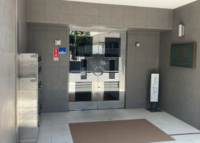 【玄関】 | ライオンズマンション八王子北野 | 玄関は家の顔でもあり、家族以外の目にも止まる場所です。玄関は外との間を仕切る扉、靴などをしまっておく収納スペース、靴脱ぎのたたきスペース、来客とのやり取りをするドアホンなど複数のアイテムからなります。