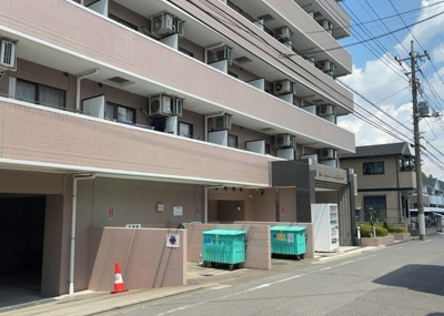 【外観】 | ライオンズマンション八王子北野 | 外観はマンション管理がされているかの目安になります。築年数が古いと、壁面は劣化してひび割れが生じることも！建物が古びていても細かいところが修繕されていると、きちんと管理されているなぁと感じるでしょう。