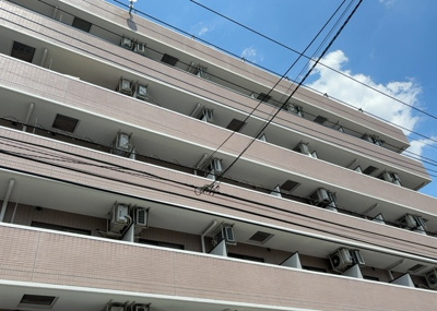 【バルコニー】 | ライオンズマンション八王子北野 | 一般的なバルコニーは、奥行1.5ｍ程ですが、ワイルドバルコニーは2ｍまで広がっています。そのため洗濯物の間隔をあけ干すことができ、乾きやすいというメリットや、ガーデニングが楽しめる等の特徴があります。