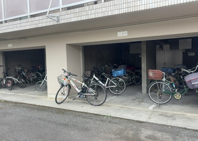 【駐車場】 | メゾン・ド・ノア元横山 | 車一台あたりに必要なスペースは、標準サイズの普通自動車で横幅2m50cm、長さ5mは必要になります。ただし、乗降のことも考慮して横幅3m30cm、長さ5m50cmほどは確保できるところを選びましょう。