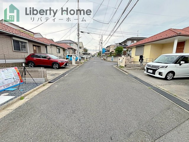 守谷市松ヶ丘5丁目1期　新築戸建　1号棟の前面道路含む現地写真