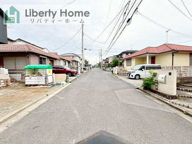 守谷市松ヶ丘5丁目1期　新築戸建　1号棟の前面道路含む現地写真