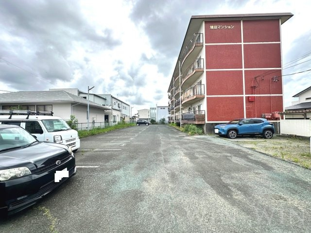 境田マンションの駐車場