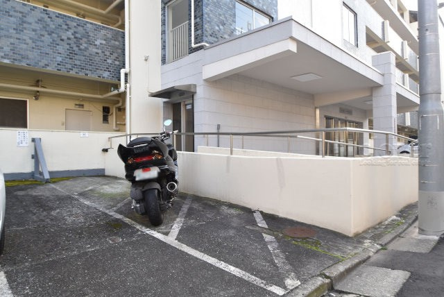 【駐車場】 | 杉並コーポラス | バイク置き場。空き区画の有無や駐輪料金、サイズおよび排気量規定などについては、改めてお問い合わせください。～即日のご見学可能～　お問合せはお気軽にどうぞ。
