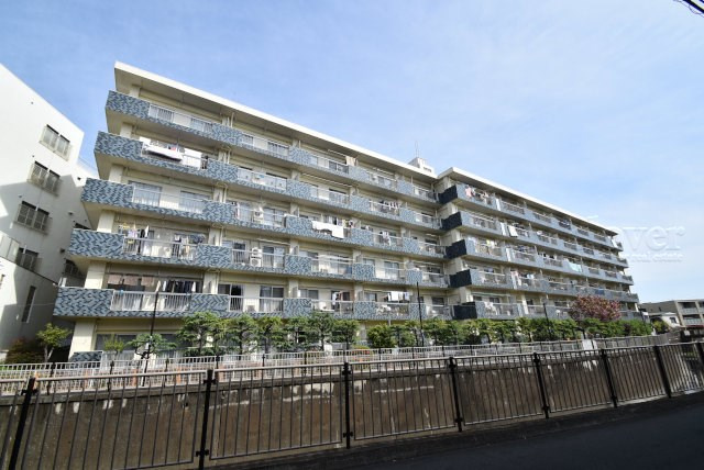【外観】 | 杉並コーポラス | 青空によく映える建物です。手入れの行き届いた外壁やマンション正面エントランスなど、綺麗な姿をぜひ一度、現地にてご覧ください。～即日のご見学可能～　お問合せはお気軽にどうぞ。