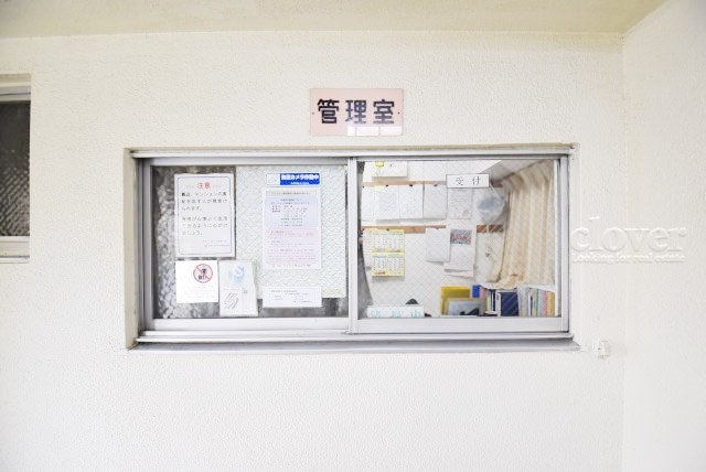 【受付】 | 杉並コーポラス | 管理人さんが勤務する管理室です。マンションに出入りする人たちを見守り、注意を払ってくれています。～即日のご見学可能～　お問合せはお気軽にどうぞ。
