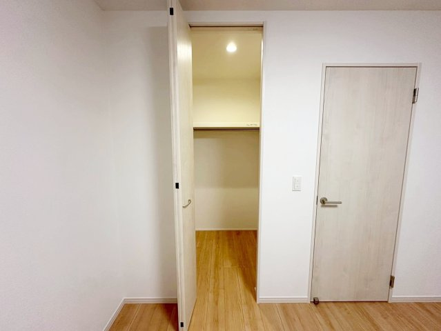西京極東衣手の収納|【1階6.7帖洋室】
ウォークインクローゼットはお洋服以外にも掃除機やスーツケースなども一箇所に集約できるのが魅力です！（R8.4撮影）