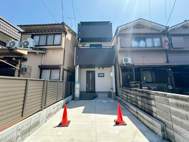 西京極東衣手の外観|『ＺＥＨ水準省エネ住宅！』
夏は涼しく冬はあたたかく、エネルギー効率に配慮されたお住まいに。高い断熱性能で、光熱費をおさえながら一年中快適な暮らしを実現！（R8.4撮影）