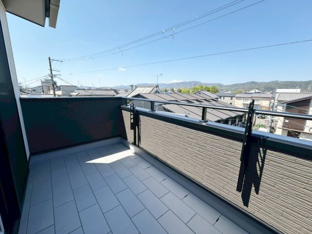 西京極東衣手のバルコニー|２ケ所あるバルコニーはお洋服やお布団などのお洗濯やガーデニング、家庭菜園を楽しむ趣味の空間等分けてお使いいただけます！（R8.4撮影）
