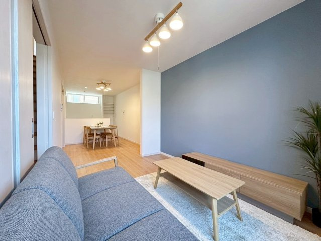 西京極東衣手の居間・リビング|変化のあるクロス（壁紙）で奥行きと立体感が感じられます。（R8.4撮影）