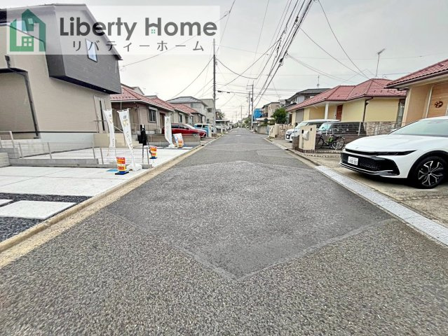 守谷市松ヶ丘5丁目1期　新築戸建　2号棟の前面道路含む現地写真
