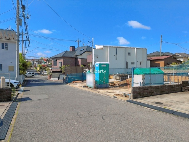 守谷市松ヶ丘5丁目1期　新築戸建　2号棟の前面道路含む現地写真