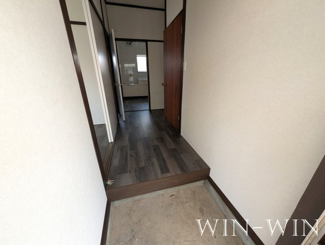 大村町字於泥貸家群の玄関
