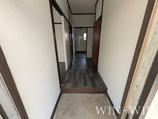 大村町字於泥貸家群の玄関