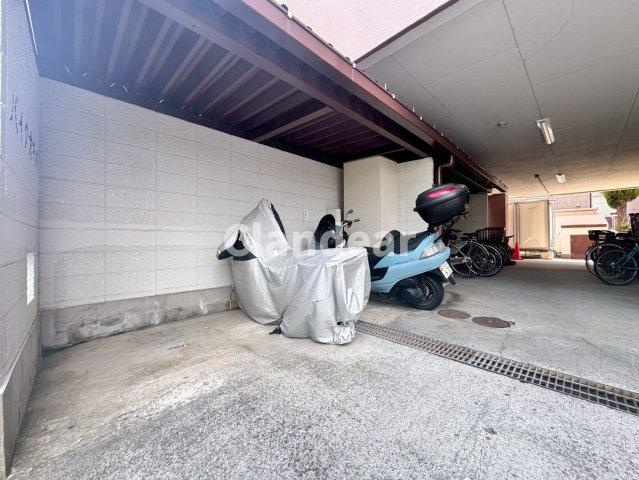 第15小倉ハイコーポの駐輪場|ドキドキの新生活も、安心してスタート。ぴったりの住まいを見つけませんか？クランディアが一緒に住まい選びをサポートします‼　まずは、お気軽にお問合せください　＃クランディア