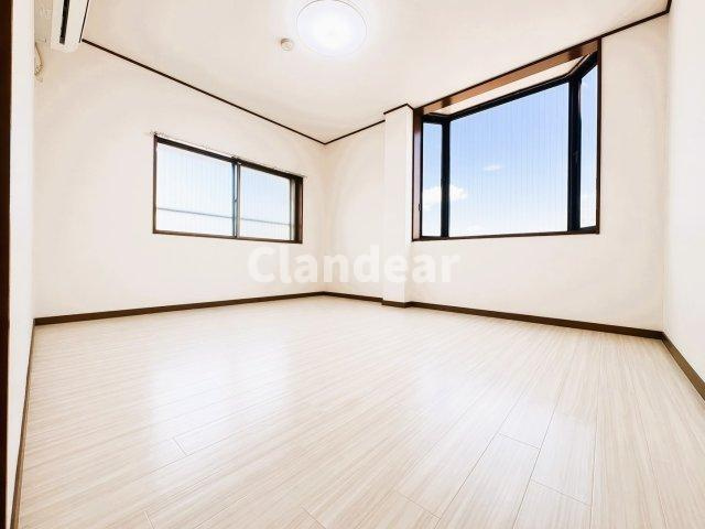第15小倉ハイコーポの居間・リビング|ドキドキの新生活も、安心してスタート。ぴったりの住まいを見つけませんか？クランディアが一緒に住まい選びをサポートします‼　まずは、お気軽にお問合せください　＃クランディア