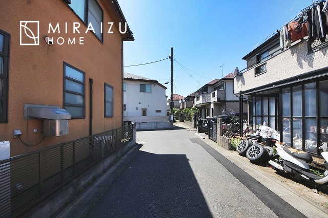 【前面道路含む現地写真】 | 青く澄み渡った綺麗な空と、陽の光をたっぷりと受ける、そんな新築住宅で新生活をスタートしてみませんか？見学・ご相談等、ミライズホーム(株)までお気軽にご連絡下さい。
