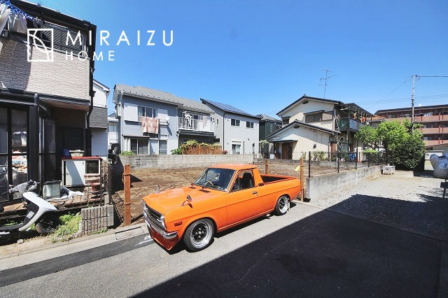 【外観】 | 青く澄み渡った綺麗な空と、陽の光をたっぷりと受ける、そんな新築住宅で新生活をスタートしてみませんか？見学・ご相談等、ミライズホーム(株)までお気軽にご連絡下さい。