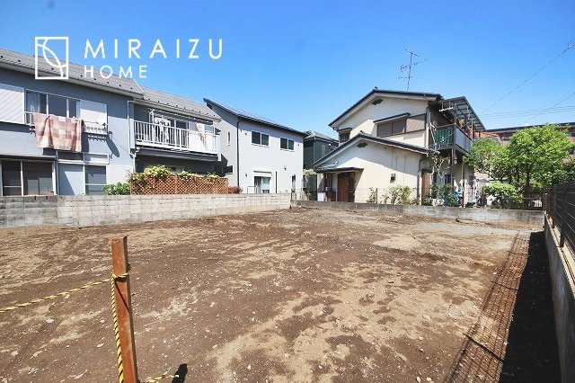 【外観】 | 青く澄み渡った綺麗な空と、陽の光をたっぷりと受ける、そんな新築住宅で新生活をスタートしてみませんか？見学・ご相談等、ミライズホーム(株)までお気軽にご連絡下さい。