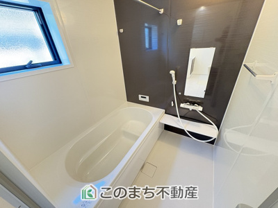 【浴室】 | Livele Garden.S　第1栃木都賀町平川　 | お風呂は足を延ばしてゆったり入浴できる広々1坪タイプ☆

ばして入浴できる広々とした1坪タイプのお風呂☆


