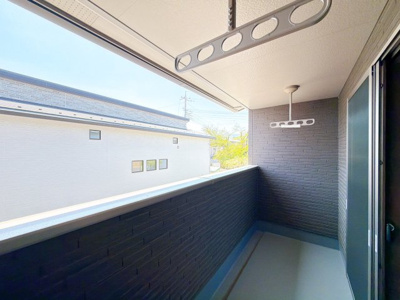 【バルコニー】 | 渋川市渋川　新築住宅 | 陽光がたっぷり差し込むバルコニーは、洗濯物もよく乾き、季節の移ろいを感じながら過ごせます。