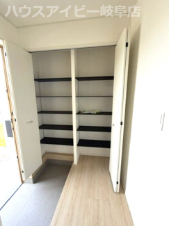 【玄関】 | 岐阜市日野南新築戸建全2棟！日野小学校まで徒歩12分！最寄りのバス停徒歩4分！インナーバルコニー！ | 岐阜市日野南新築戸建全2棟！日野小学校まで徒歩12分！最寄りのバス停徒歩4分！インナーバルコニーのあるお家