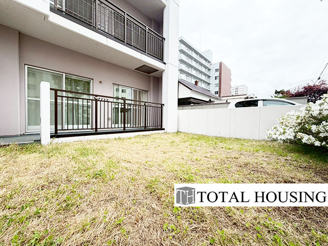 【庭】 | シャンボール豊平 | 住みながらお庭を持つ。そんな贅沢が実現する住まい。日当たりも良く、家庭菜園や植栽を育てるのに適したお庭はこれからの生活に緑という癒しを与えてくれます。