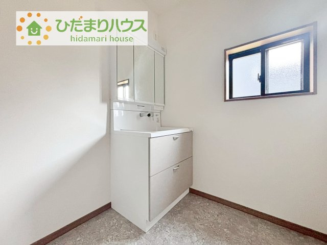 【独立洗面台】 | 土浦市真鍋第1期　新築戸建　2号棟 | 三面鏡の大きな鏡は憧れます(^^♪
鏡の後ろは収納となっていて、細かいものでも収納できるのでスッキリと整理できます！