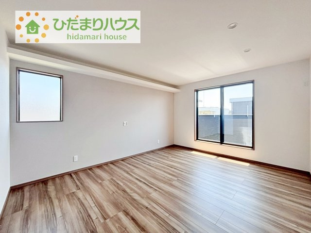 【寝室】 | 土浦市真鍋第1期　新築戸建　2号棟 | バルコニーに面していて、たっぷり光りの入る明るい主寝室です！