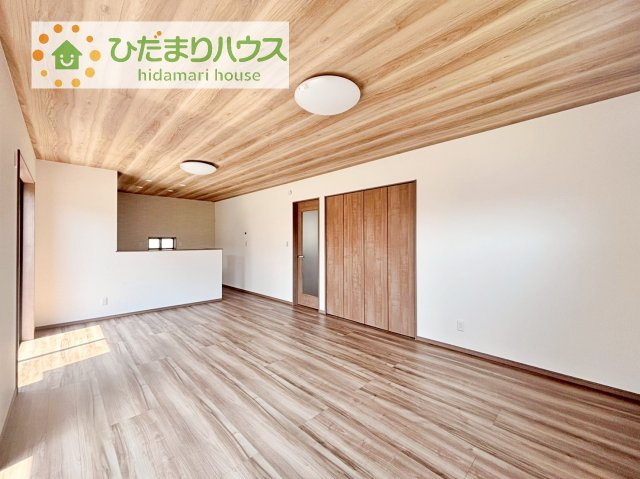 【居間・リビング】 | 土浦市真鍋第1期　新築戸建　2号棟 | リビングの大きな窓からは、暖かな日の光が降り注ぎます・・・