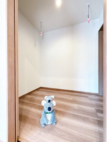 【収納】 | 渋川市渋川　新築住宅 | 納戸には室内物干し付き！
ランドリースペースとしてもお使いいただけます。