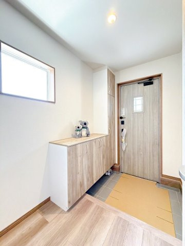 【玄関】 | 渋川市渋川　新築住宅 | 住まう人の帰り、訪れる人を優しく迎える安らぎに満ちた空間　上質感あふれるエントランス