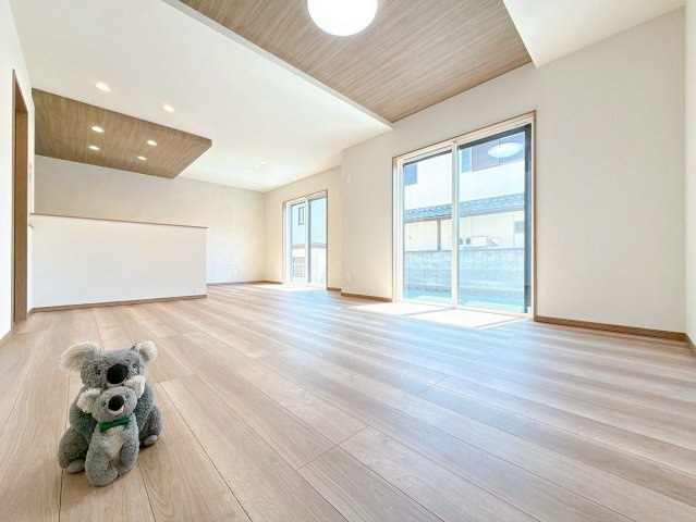 【居間・リビング】 | 渋川市渋川　新築住宅 | 陽当りも良いリビング。
光が差し込む明るい空間はいつもの時間をより特別に…