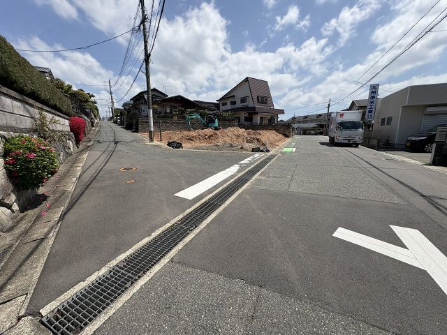 【その他】 | 福岡市東区舞松原2丁目　2号棟（全2棟）【仲介手数料無料・0円】 | 現地写真。前面道路です。