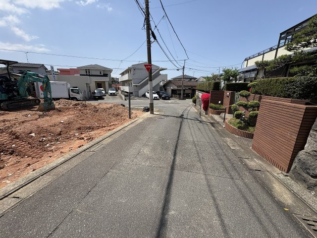 【その他】 | 福岡市東区舞松原2丁目　2号棟（全2棟）【仲介手数料無料・0円】 | 現地写真。前面道路です。