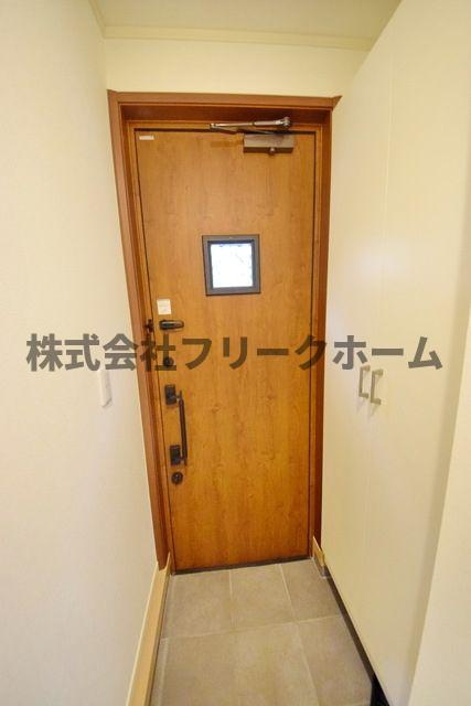 三鷹市井口１丁目のアパートの玄関