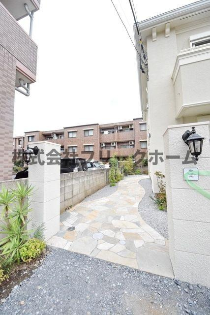 三鷹市井口１丁目のアパートのエントランス