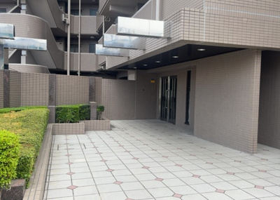 【エントランス】 | シーアイマンション橋本 | マンションのエントランスには、もともと風よけや防犯の役割がありますが、マンションによって宅配ボックスなどの設備が備わっている所もあります。日々の生活をイメージしながら生活しやすさをチェックしましょう。