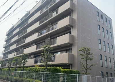 【現況写真】 | シーアイマンション橋本 | 外観はマンション管理がされているかの目安になります。築年数が古いと、壁面は劣化してひび割れが生じることも！建物が古びていても細かいところが修繕されていると、きちんと管理されているなぁと感じるでしょう。
