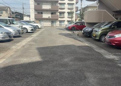 【駐車場】 | シーアイマンション橋本 | 車一台あたりに必要なスペースは、標準サイズの普通自動車で横幅2m50cm、長さ5mは必要になります。ただし、乗降のことも考慮して横幅3m30cm、長さ5m50cmほどは確保できるところを選びましょう。