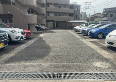【駐車場】 | シーアイマンション橋本 | 駐車場と明記されていても、最小スペースでつくられた駐車場だと大型車は駐車できなかったり、出入りしにくくなったりする可能性があります。お車のサイズと購入したい物件の駐車場のサイズを現地で確認しましょう。