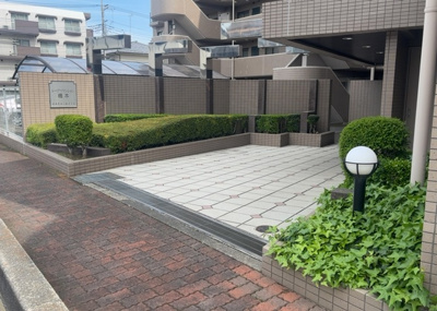 【庭】 | シーアイマンション橋本 | 物件によっては、入居者が個人的に使用できる専用庭がついているものもあります。また、住宅の中にある土間の部分を庭と呼ぶこともあります。庭の用途は住む人によって変わり、それによってデザインもさまざまです。