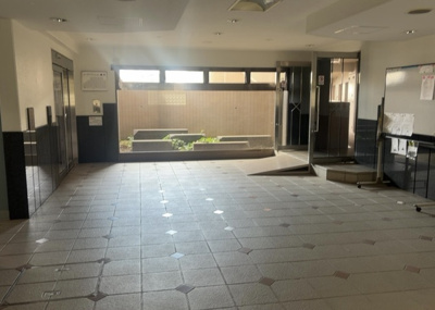 【ロビー】 | シーアイマンション橋本 | ロビーというと、エントランスと何がちがうの？と思いますよね。実はロビーとエントランスには明確な決まりはありません。物件によっては、エントランスを入って広がるある程度の広さのある空間がロビーとなります。