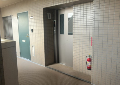【その他共用部分】 | シーアイマンション橋本 | 共有部分は、住民なら誰もが使える設備のこと。例えば駐車場やエレベーター、インターネット設備、セキュリティ設備などがあります。他にも、マンションの廊下・外部階段やエントランス・ゴミ置き場などがあります。
