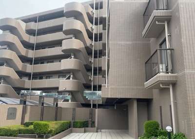 【構造・工法・仕様】 | シーアイマンション橋本 | ＲＣ造、Reinforced Concreteは直訳すると補強されたコンクリートです。主に柱や梁・床・壁が鉄筋とコンクリートで構成おり、鉄筋を組んだ型枠にコンクリートを流し込んで固めたものを指します。
