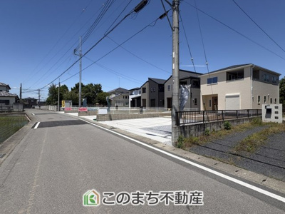 【前面道路含む現地写真】 | Livele Garden.S　第1栃木都賀町平川　4号棟 | 5.6ｍの前面道路はお車の出し入れもスムーズに行えます☆