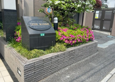 【中庭】 | レクセルマンション小田急相模原 | 中庭（パティオ）とは、一つの建築物の内部に設けられた、壁などで囲われている庭のことを指します。コの字型、ロの字型が主流ですが、L字型の中庭もあります。最近では、インテリア性の高さからも人気があります。