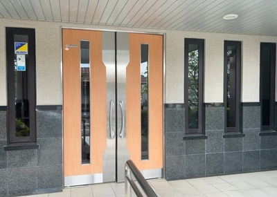 【玄関】 | レクセルマンション小田急相模原 | 玄関は家の顔でもあり、家族以外の目にも止まる場所です。玄関は外との間を仕切る扉、靴などをしまっておく収納スペース、靴脱ぎのたたきスペース、来客とのやり取りをするドアホンなど複数のアイテムからなります。