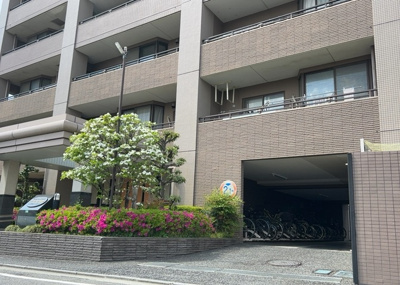 【外観】 | レクセルマンション小田急相模原 | 外観はマンション管理がされているかの目安になります。築年数が古いと、壁面は劣化してひび割れが生じることも！建物が古びていても細かいところが修繕されていると、きちんと管理されているなぁと感じるでしょう。